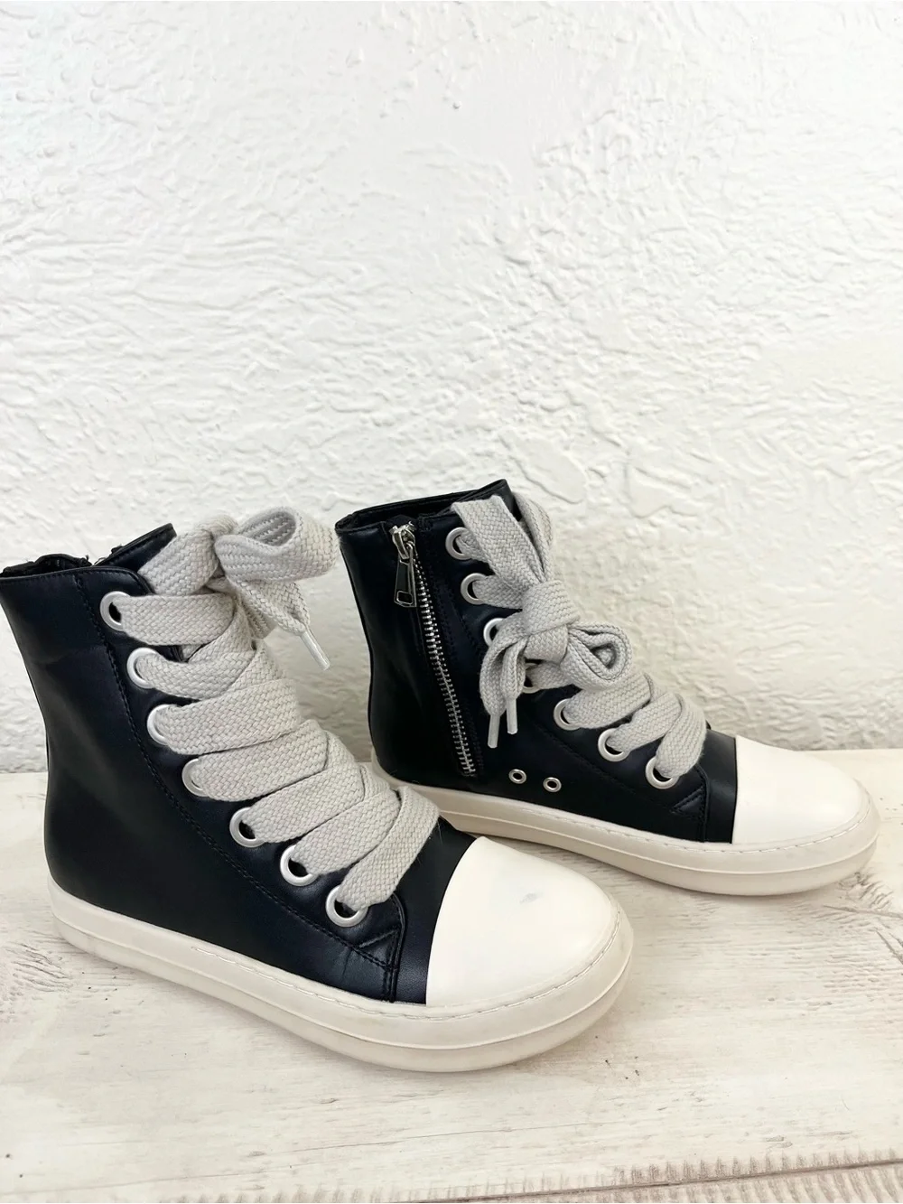 Hi Top Sneaker Shoes Black Thick Laces size 10 42